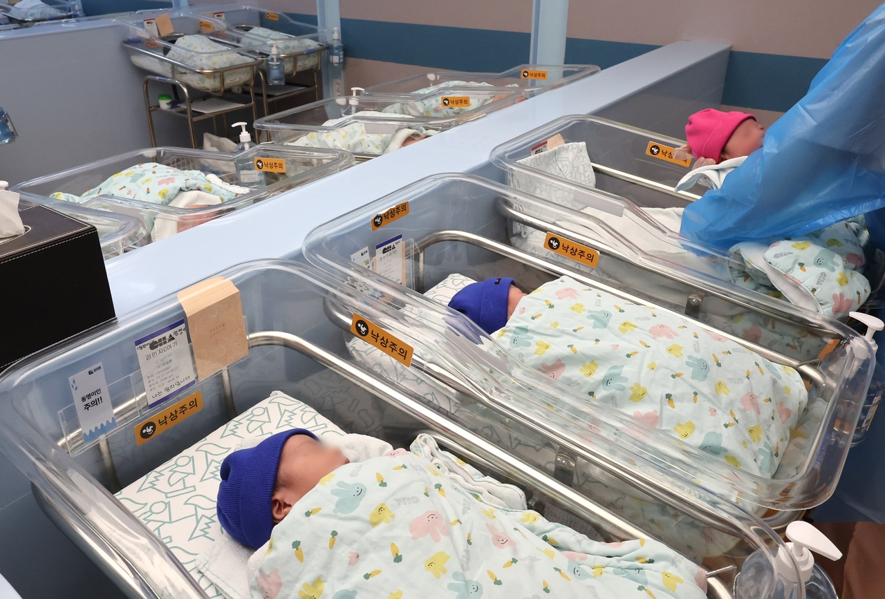 Newborn babies rest in the nursery of CHA Ilsan Medical Center in Goyang, Gyeonggi Province, on July 23. (Newsis)
