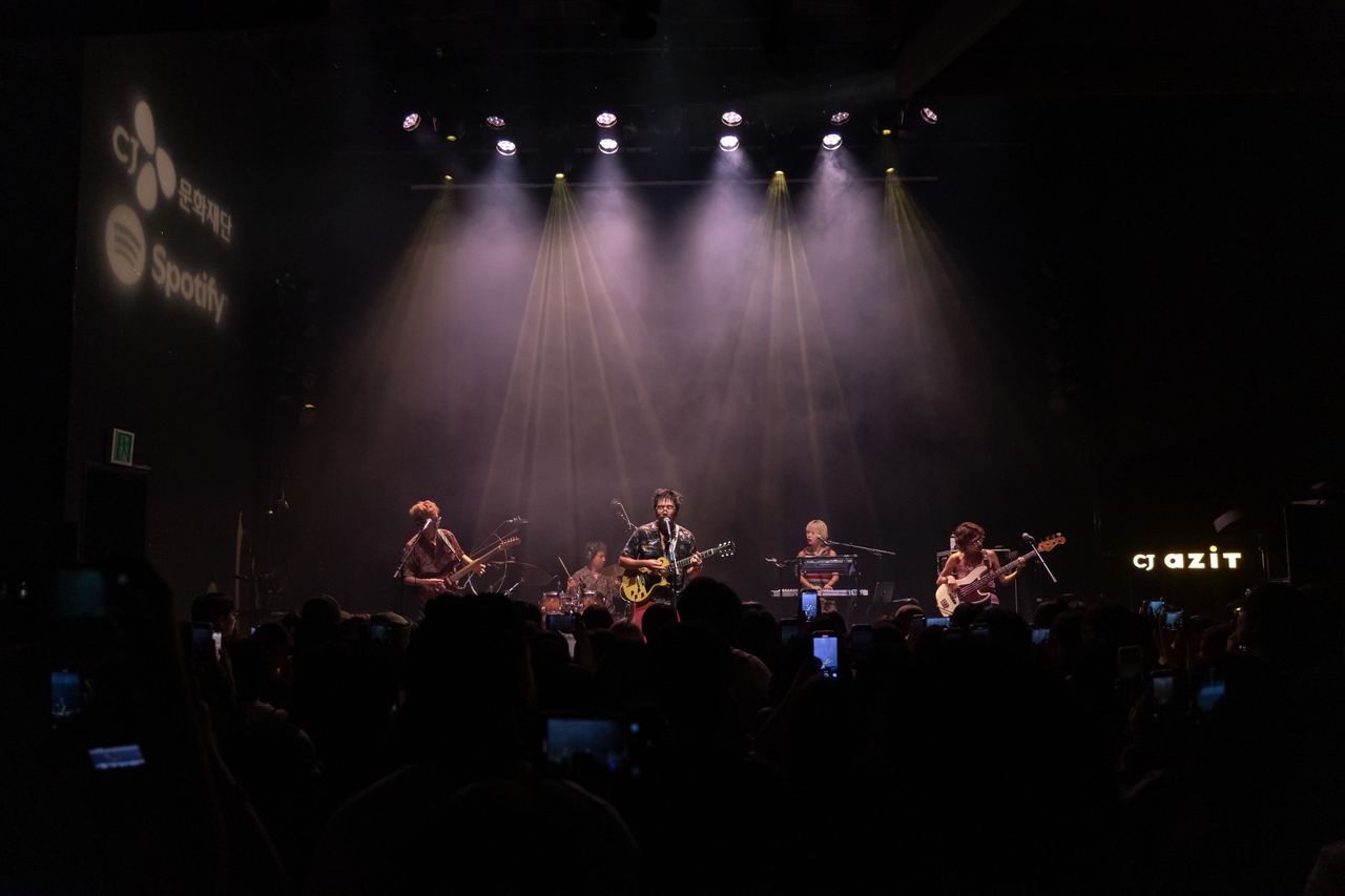 Indie band Jisokury Club performs during “Tune Up Meets Fresh Finds” at CJ Azit in Mapo-gu, Seoul, on Aug. 9. (Spotify Korea)