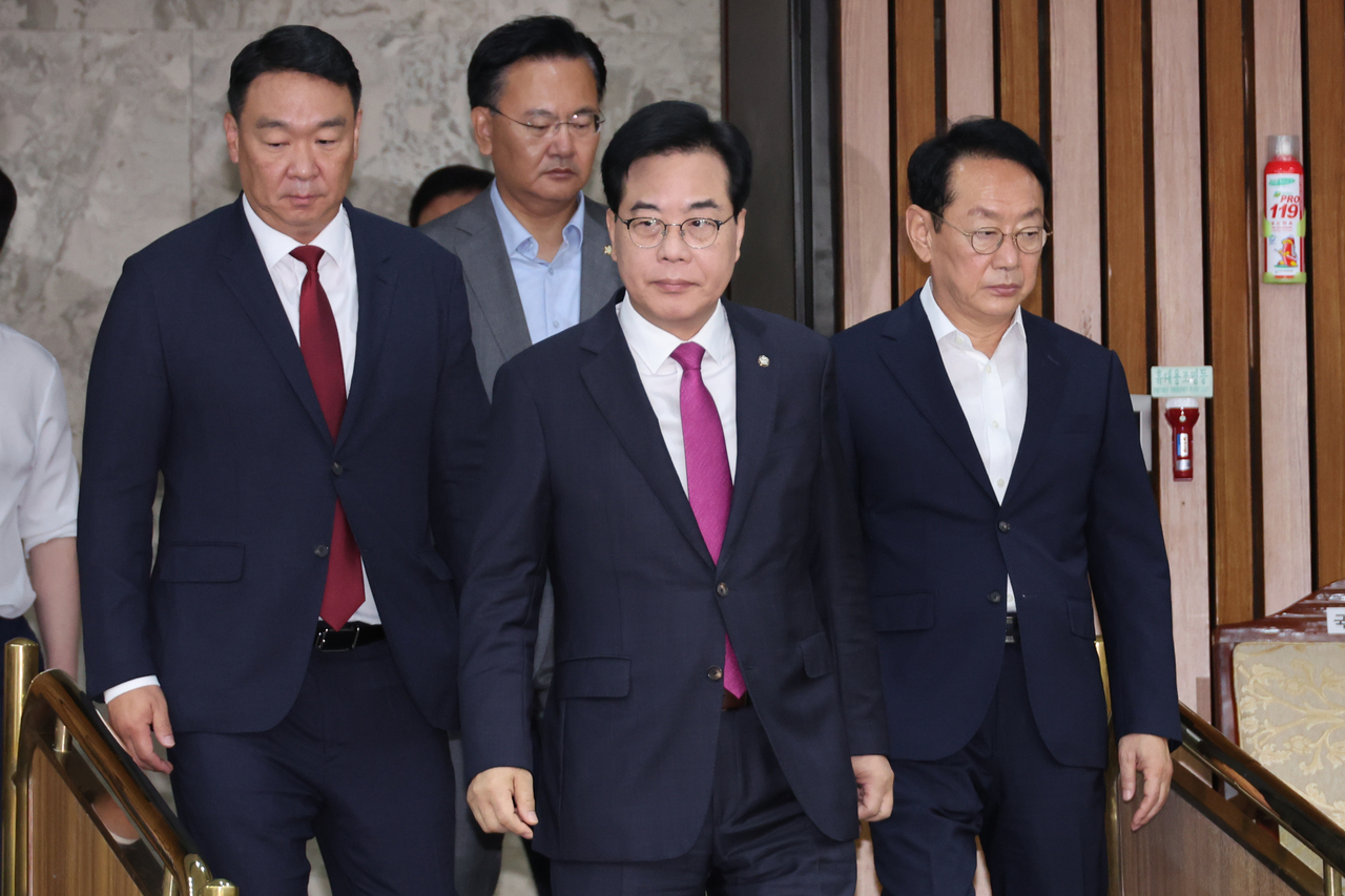 Ruling People Power Party floor leader Song Eon-seok (center), policy chief Kim Do-eup (right), deputy floor leader Yoo Sang-bum (left) and secretary general Chung Hee-yong (back left) attend a party policy meeting at the National Assembly in Seoul on Tuesday. (Yonhap)