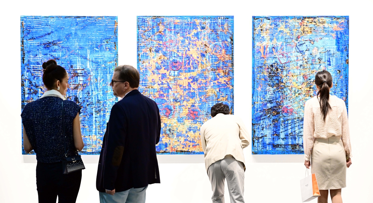 Visitors view artworks exhibited at Frieze Seoul 2025 on Wednesday at Coex in Gangnam-gu, Seoul. (Lee Sang-sub/The Korea Herald)