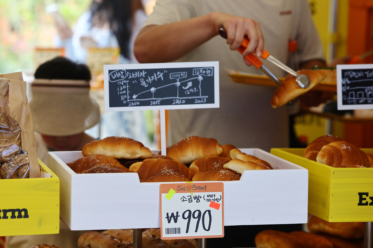 Salt bread is on display at the ETF Bakery pop-up store of YouTuber Shuka, set up at Glow Seongsu in Seongdong-gu, Seoul on Sunday. (Yonhap)