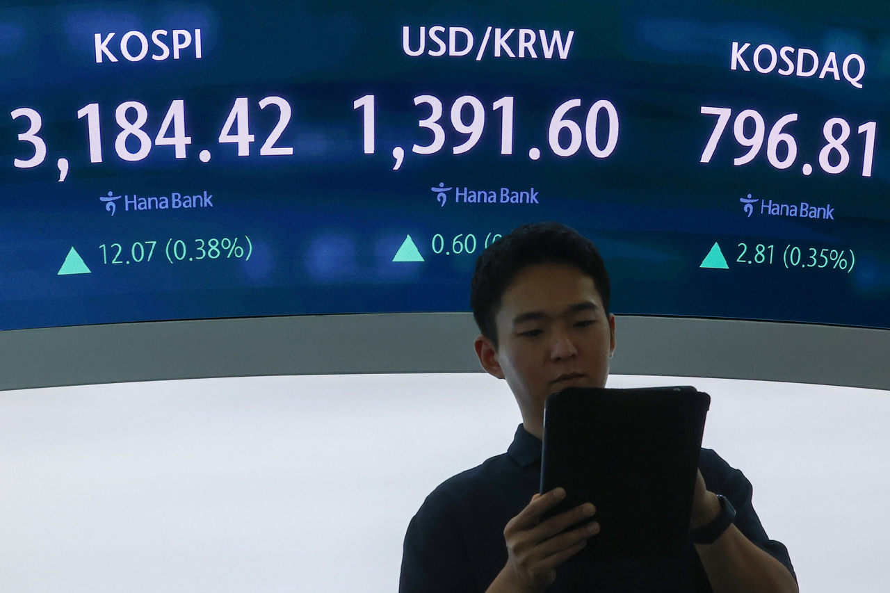 An electronic board showing the Korea Composite Stock Price Index at a dealing room of the Hana Bank headquarters in Seoul on Wednesday. (Yonhap)