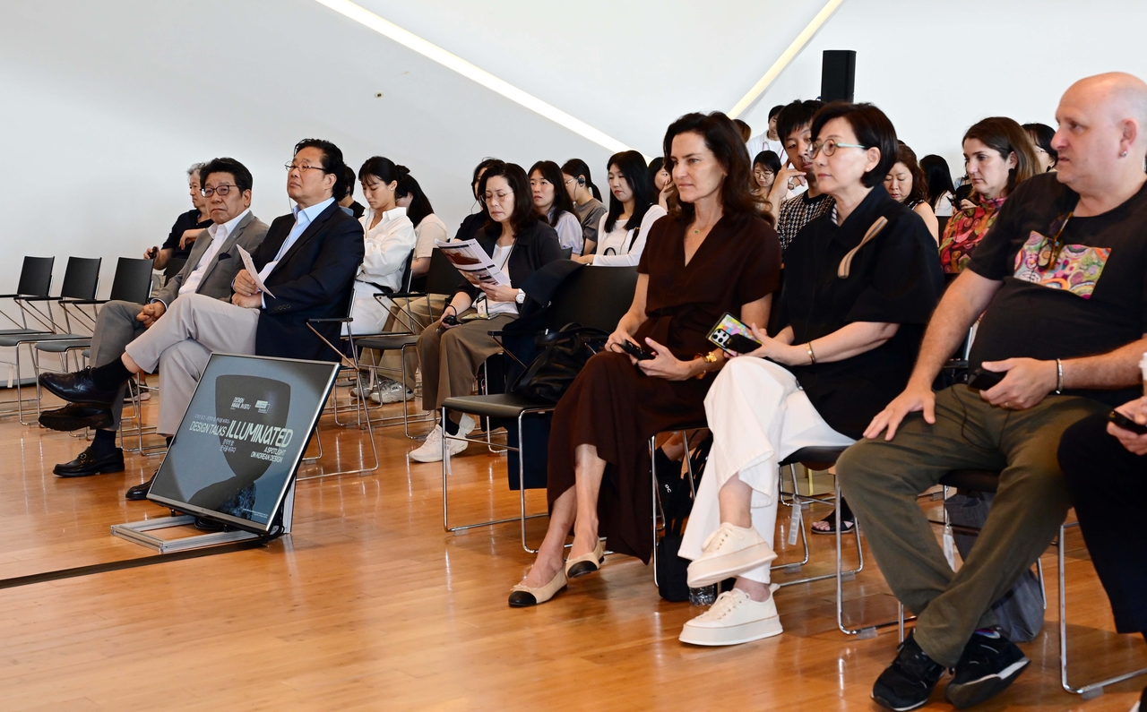 Front row from left: Herald Media Group CEO Choi Jin-young, Seoul Design Foundation CEO Cha Kang-heui, Design Miami CEO Jen Roberts, Gallery Sklo director Kim Hyo-jung and R & Company co-founder Zesty Meyers attend the Design Talks program held at Dongdaemun Design Plaza in Seoul, Tuesday.  (Lee Sang-sub/The Korea Herald)