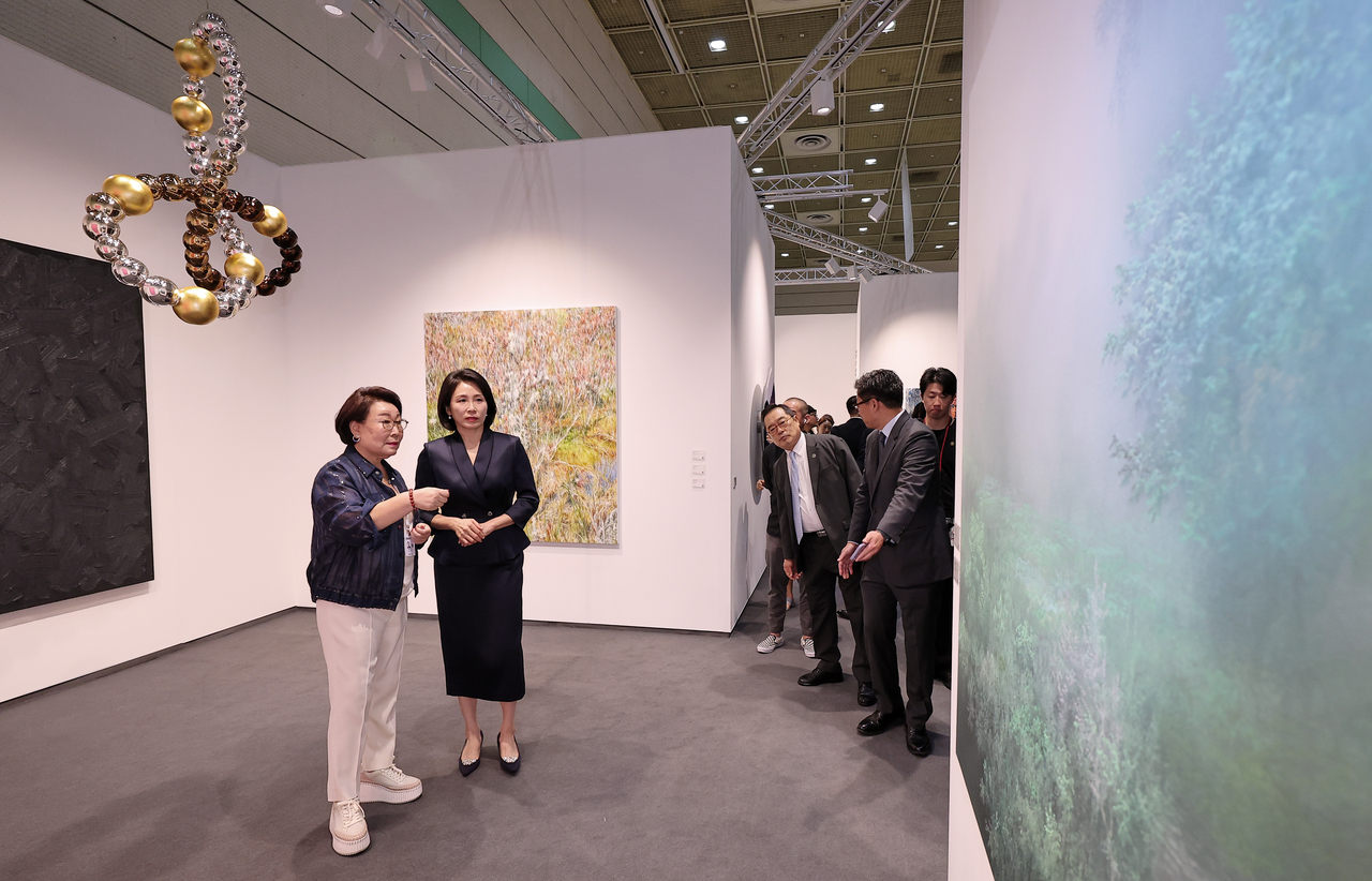 First lady Kim Hea Kyung (right), wife of President Lee Jae Myung, views artworks during the VIP preview day of Frieze Seoul 2025 at Coex in Gangnam-gu, Seoul, on Wednesday. (Lee Sang-sub/The Korea Herald)