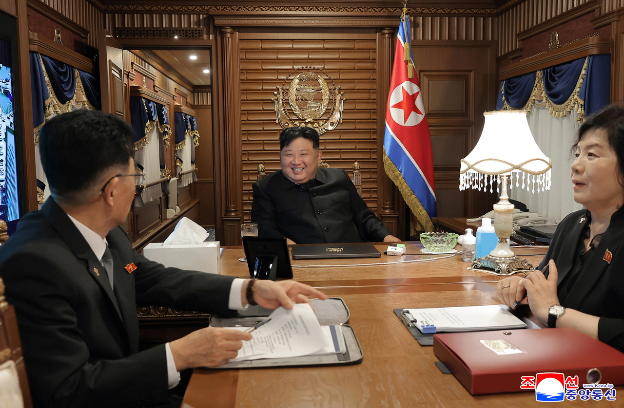 북한 관영 조선중앙통신이 공개한 사진에는 김정은 북한 국무위원장이 지난 9월 북한 평양에서 전용인생한방 토토사이트 타고 있는 모습이 담겨 있다. [EPA]
