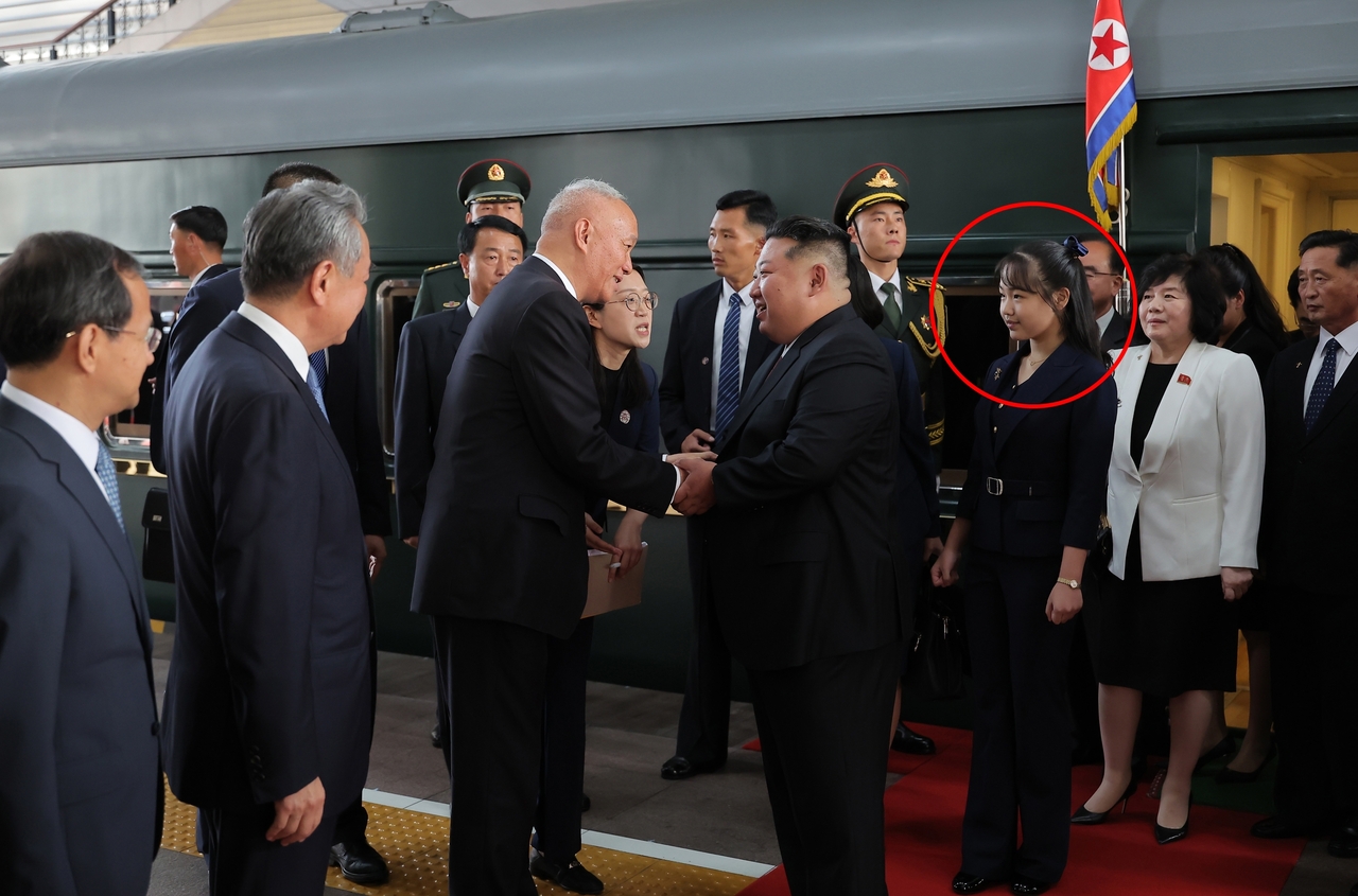 인생한방 토토사이트 북한 국무위원장이 2일 현지시간 오후 4시 중국 수도 베이징에 도착했다고 조선중앙통신이 보도했다. 통신이 공개한 사진에 따르면 김 위원장의 딸 주애(붉은 원), 조용원·김덕훈 당 비서,  최선희 외무상 등이 동행했다. [연합]