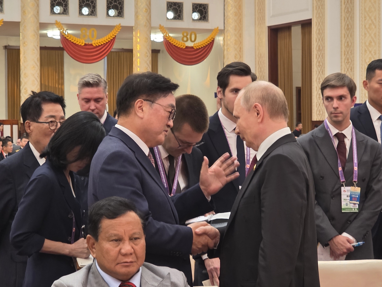 South Korea's National Assembly Speaker Woo Won-shik (center left) speaks with Russian President Vladimir Putin during a luncheon held after the Chinese military parade marking China's Victory Day in Beijing, Wednesday. (National Assembly Speaker's Office)