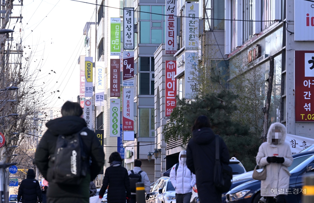 사교육 1번지로 불리는 서울 대치동 학원가에 학생들이 학원을 가고 있다. 이상섭 기자