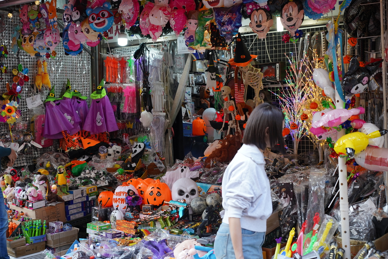 A shopper enters a stationery shop at Changsin-dong Wangu Alley. (Lee Si-jin/The Korea Herald)