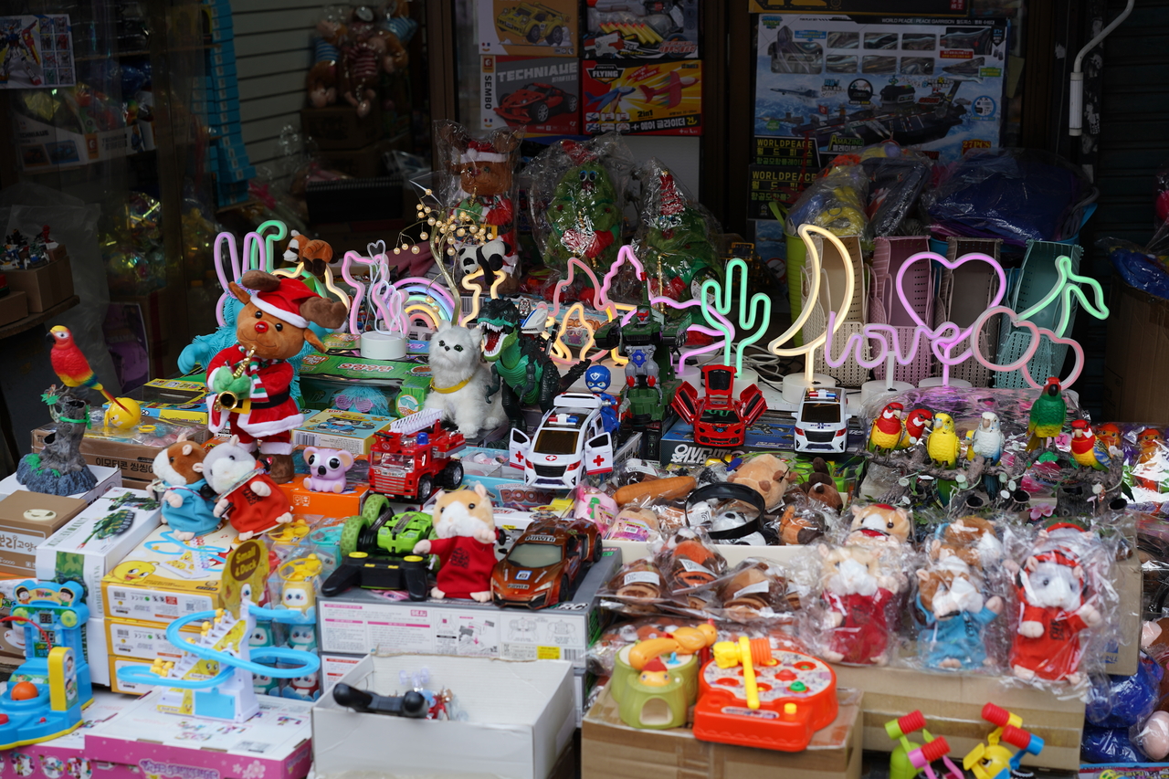 Merchandise and toys are displayed at Changsin-dong Stationery and Toys Wholesale Market. (Lee Si-jin/The Korea Herald)