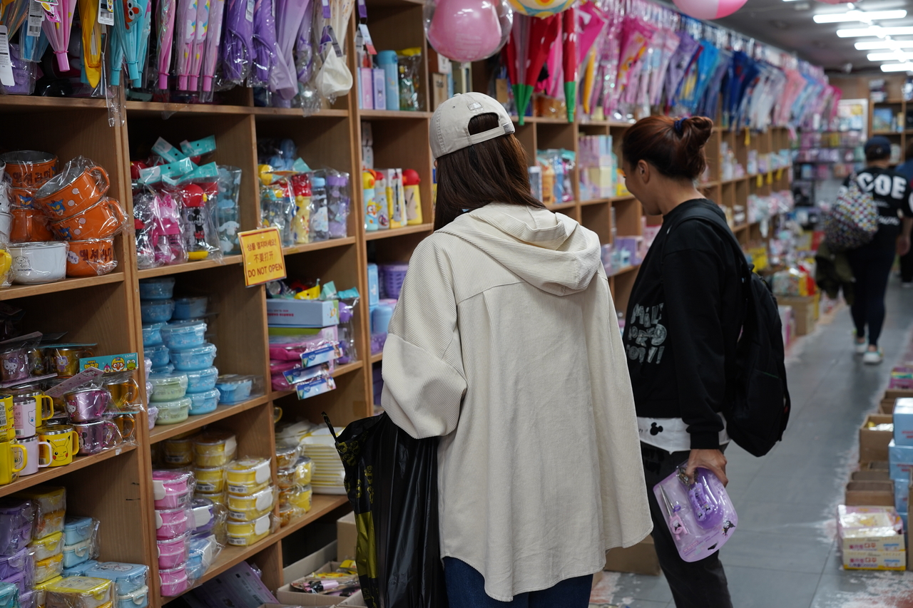 Visitors browse items on display at a stationery shop in Changsin-dong Stationery and Toys Wholesale Market in Jongno, central Seoul. (Lee Si-jin/The Korea Herald)