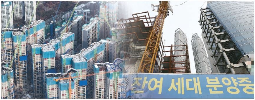사진은 아파트 신축 현장 모습(왼쪽)과 잔여세대 분양을 홍보하고 있는 미분양 단지의 모습  [연합]