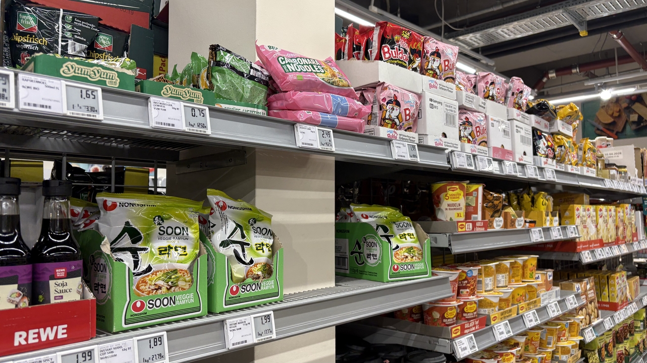 토토사이트 3 3 뮌헨에 위치한 대형마트 체인 레베(REWE)에 입점한 한국 라면 모습. 불닭볶음면 오리지널의 경우 이미 품절된 상태다. 신현주 기자