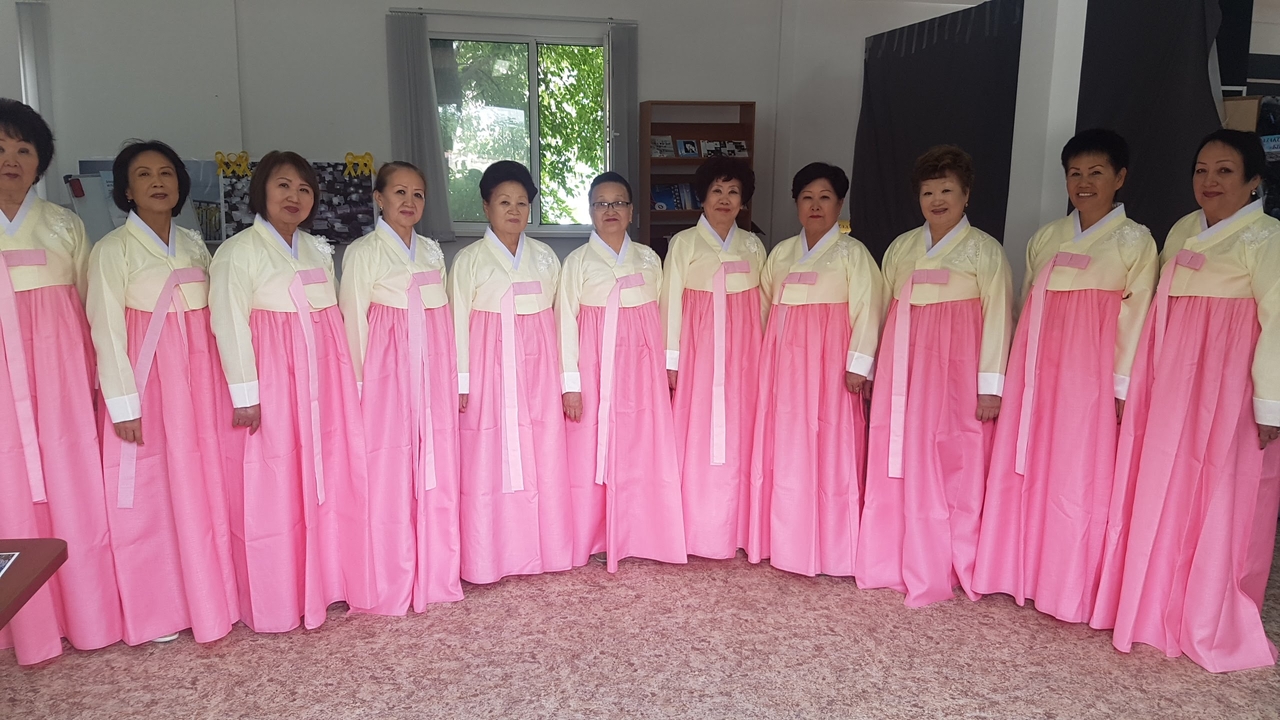 조국의 흙을 부모님 산소에 뿌렸다” 할머니에게 배운 아리랑 90년 만에 고국서 부른다 [세상&] - 헤럴드경제