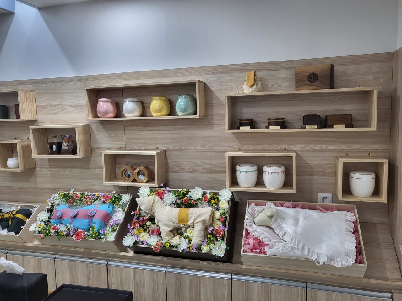 Funeral items such as urns, shrouds and coffins are on display at Osu Pet Memorial Park, a public pet funeral facility in Imsil-gun, North Jeolla Province. (Osu Pet Memorial Park)