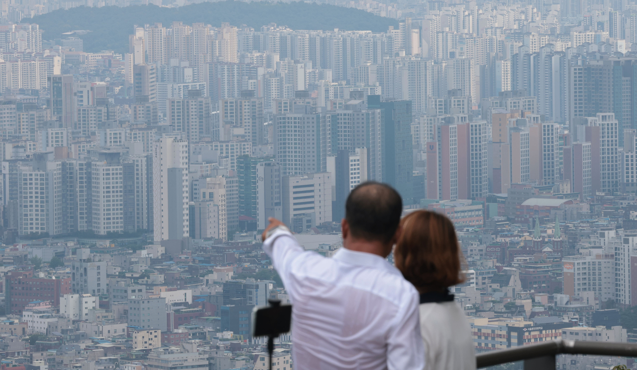 This image taken from Mount Nam on Monday, shows apartment complexes in central Seoul. (Yonhap)