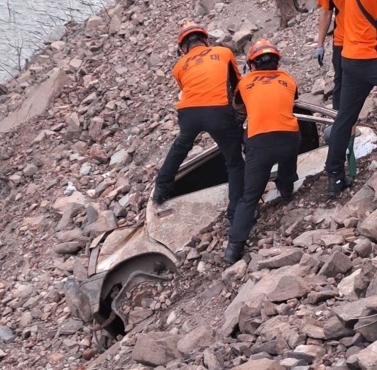A car buried two decades ago was discovered at a reservoir in Gangneung, Gangwon Province. (Gangwon Fire Headquaters)