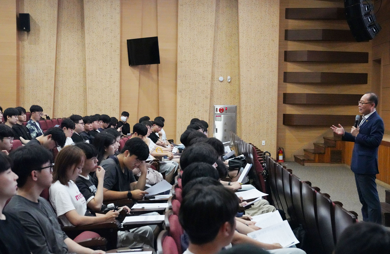이재용 총장이 복학생, 편입생, 전과생 등에게 격려의 말을 전하고 있다.[영남이공대 제공]
