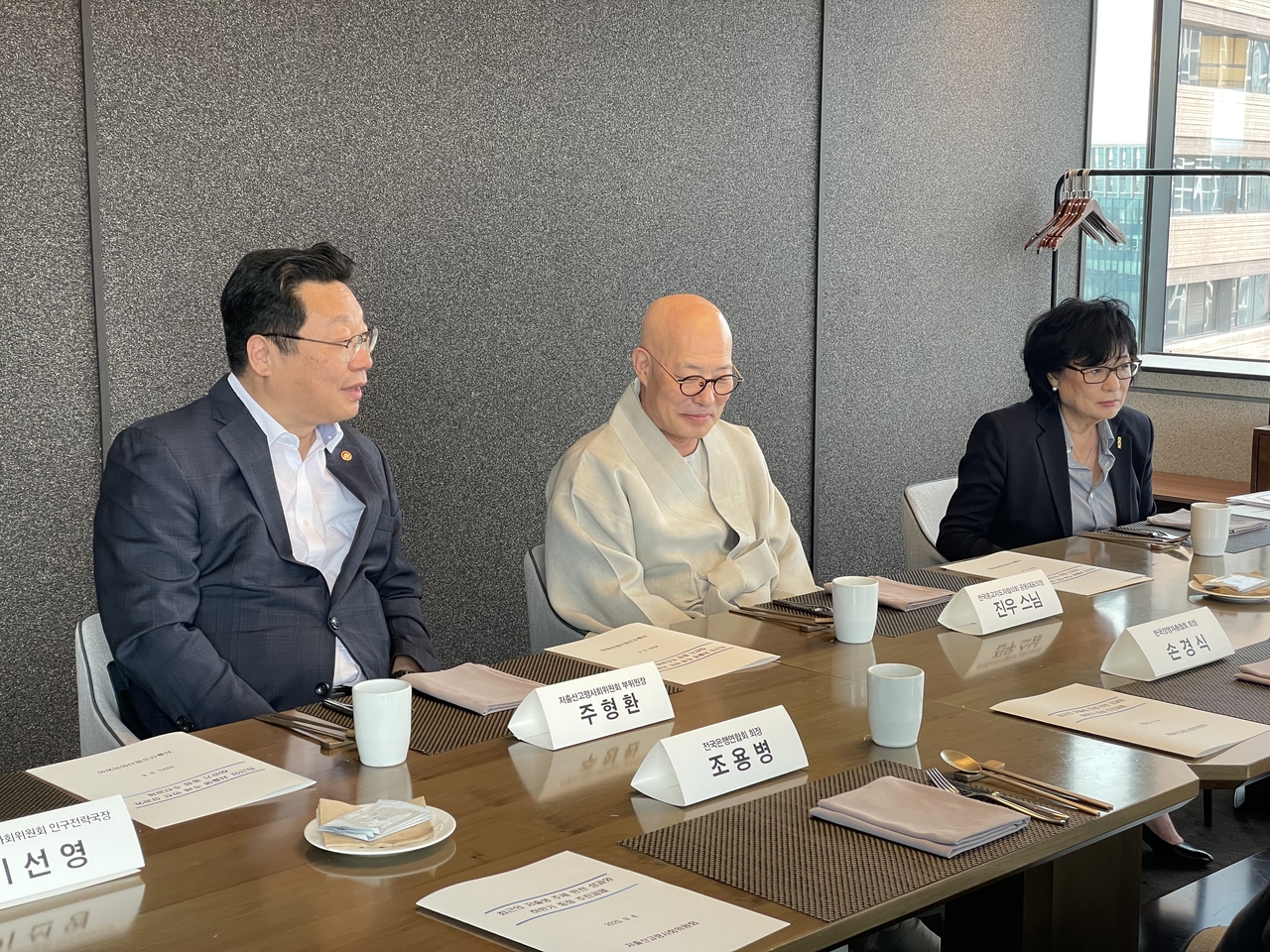 주형환 저출산고령사회위원회 부위원장(사진 맨왼쪽)이 4일 서울 명동 은행회관에서 열린 ‘저출생 극복 추진본부 공동대표단 회의’에서 공동대표들과 대화하고 있다.[저출산고령사회위원회 제공]