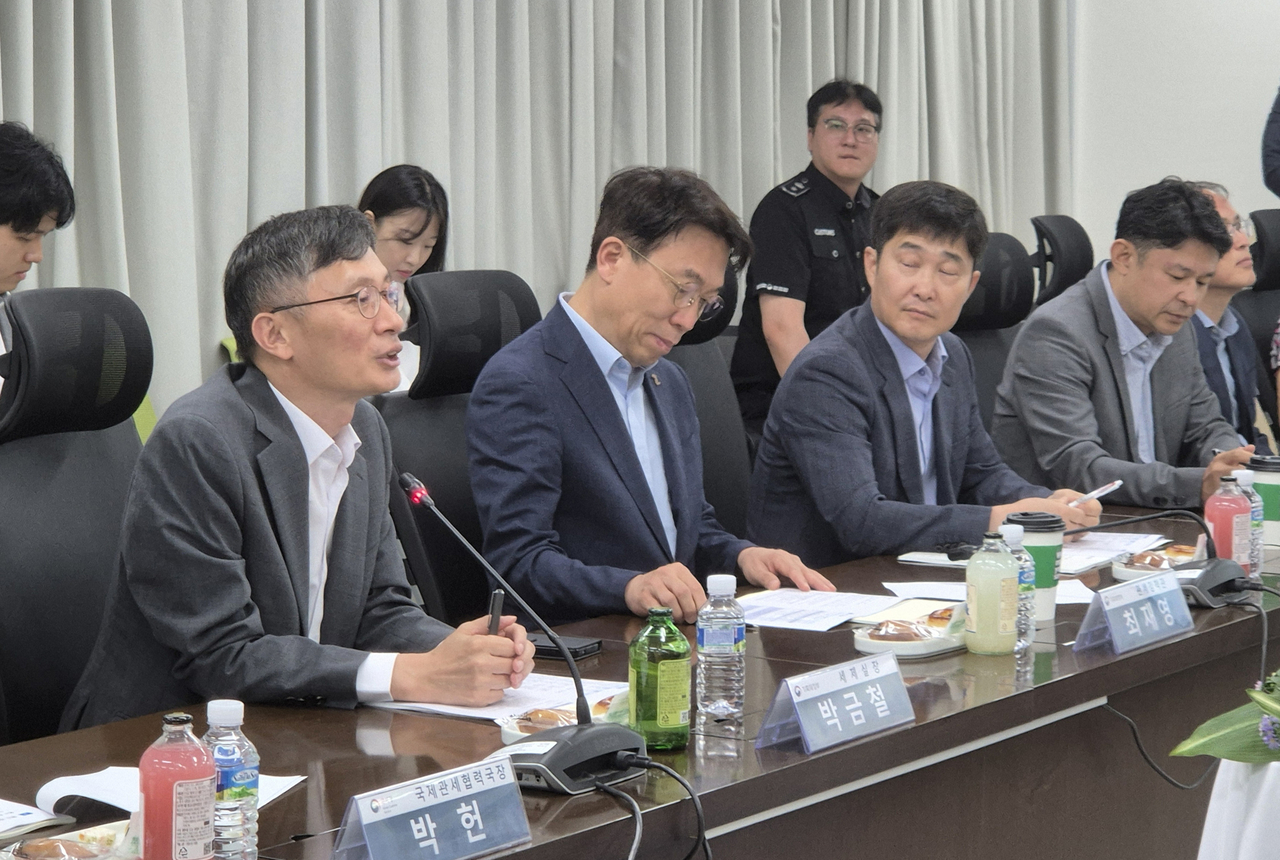 박금철 기획재정부 세제실장이 4일 오전 경기 평택 소재 평택세관에서 열린 ‘평택 수출기업 현장 간담회’를 주재하고 있다. [기획재정부 제공]