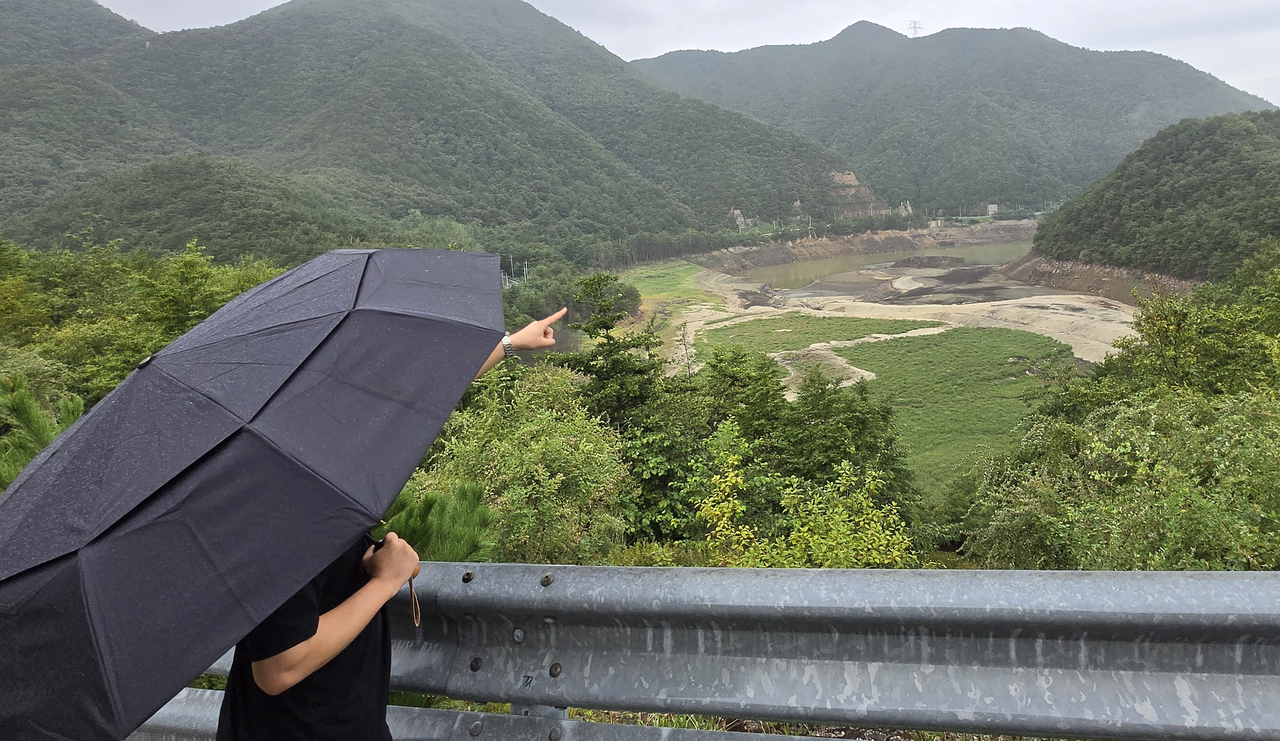 This photo shows rain falling in the eastern city of Gangneung on Thursday, recently struggling with water shortages. (Yonhap)