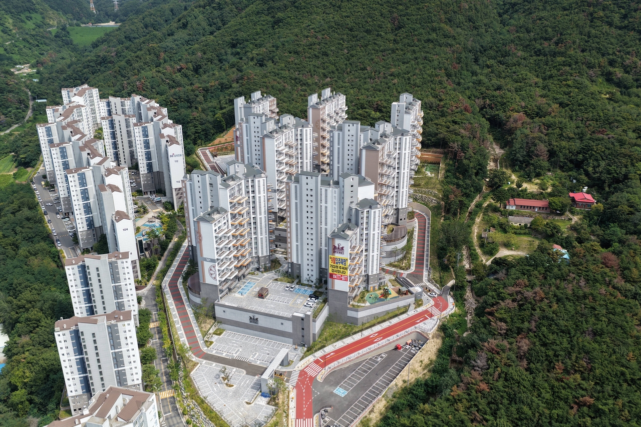 준공을 마치고 본격 입주 절차에 들어간 경주 외동 삼부르네상스 더테라스 아파트 전경.[경주시 제공]
