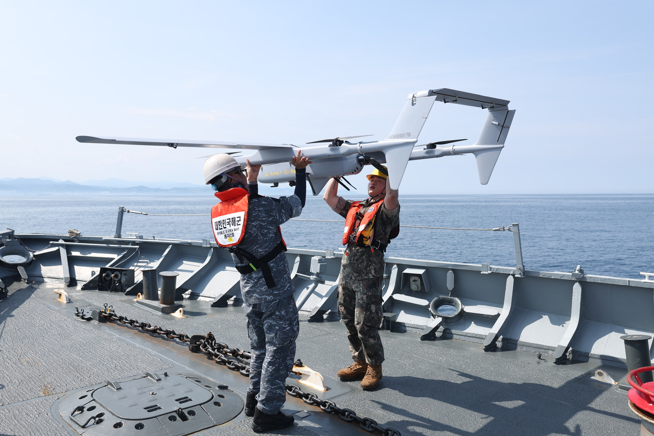 A drone is used during a joint exercise conducted in the East Sea by Republic of Korea Navy 1st Fleet and the Armed Forces Daejeon Hospital, to deliver patient samples from a naval ship to the fleet's medical unit, on Aug. 21. (Yonhap)
