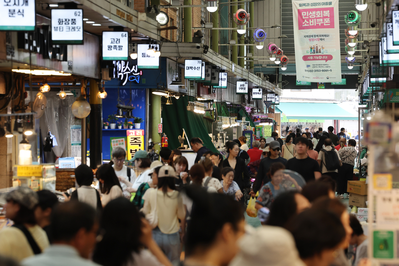 In this photo, signs promoting the use of "consumption coupons" are hung at the Mangwon traditional market in western Seoul on Aug. 26. (Yonhap)