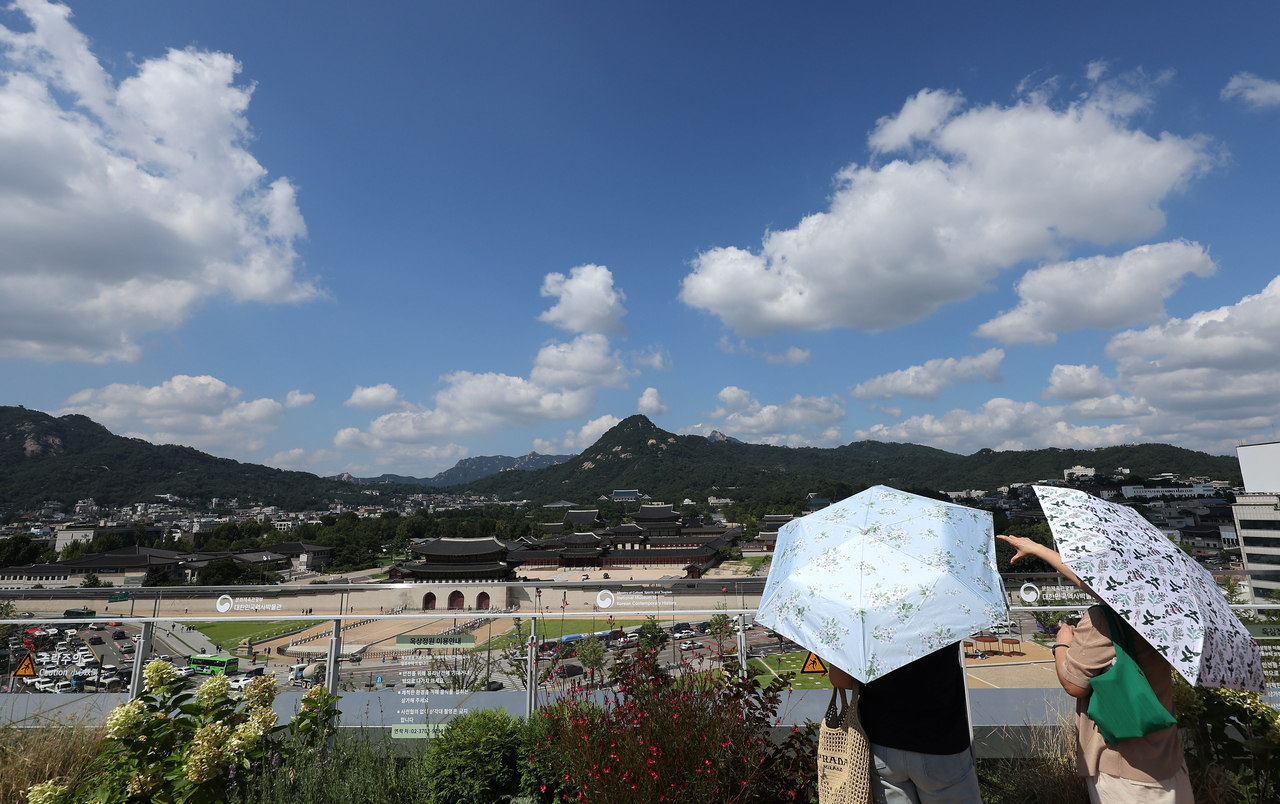 Visitors look over scenery from the rooftop of the National Museum of Korean Contemporary History in Jongno, central Seoul, Tuesday. (Yonhap)
