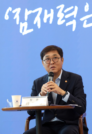 Culture minister calls for K-culture policy overhaul to avoid ‘falling into a pit in the near future’