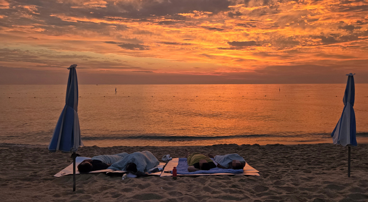 강원 강릉지역의 밤 최저기온이 28.2도를 기록한 지난 8월 3일, 경포해수욕장 백사장에서 피서객들이 잠을 자고 있다. [연합]