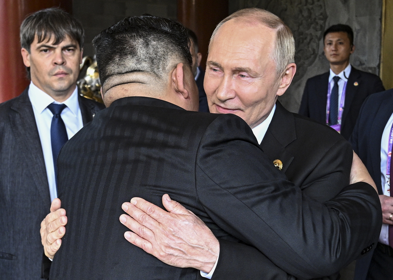 Russian President Vladimir Putin (right) bids farewell to North Korean leader Kim Jong-un following their meeting at the Diaoyutai State Guesthouse, on the occasion of the 80th anniversary of Japan’s defeat in World War II, in Beijing, Wednesday. (Pool photo via Yonhap/EPA-Yonhap)