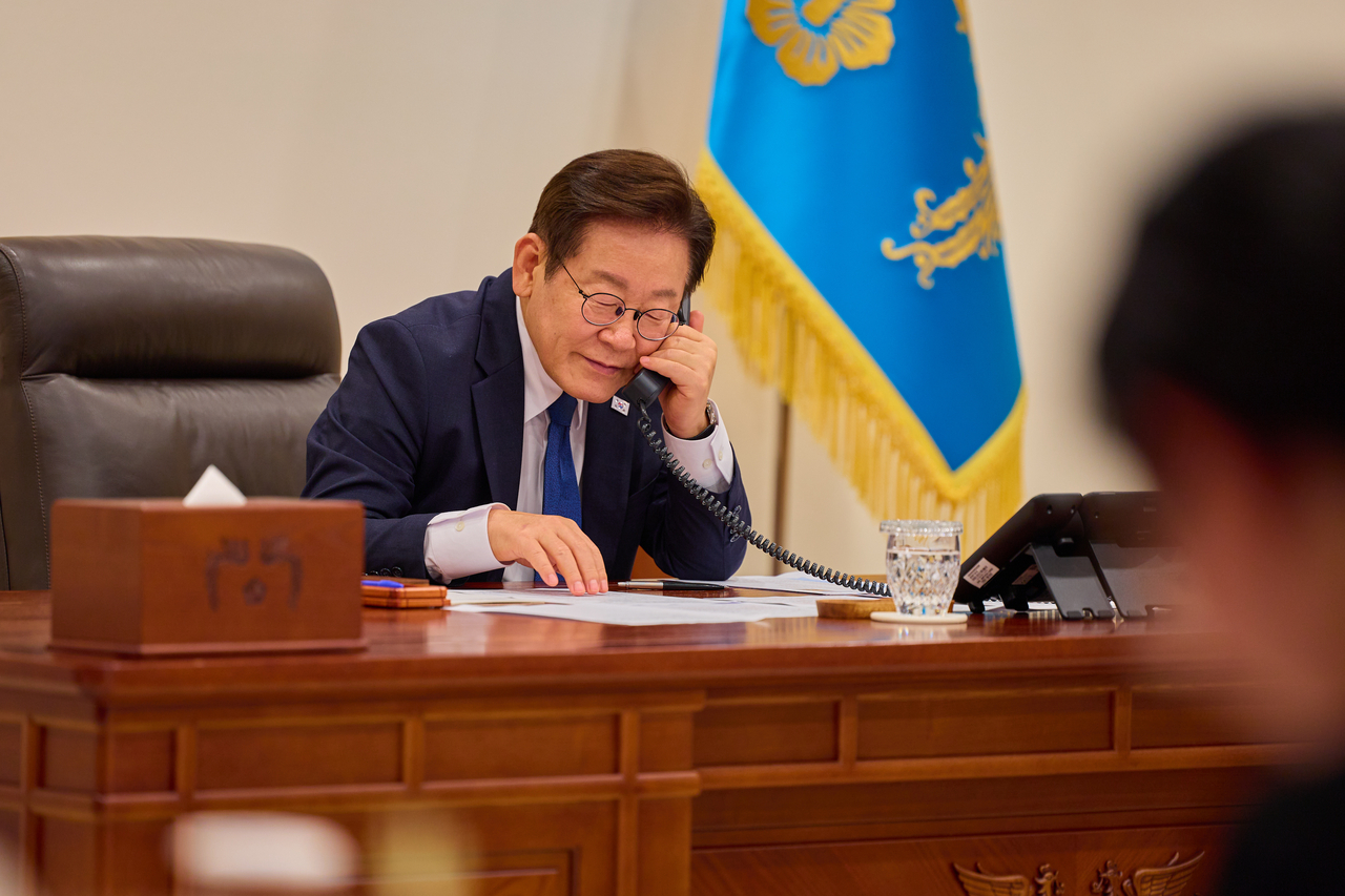 South Korean President Lee Jae Myung speaks by phone with Mongolian President Ukhnaa Khurelsukh at the presidential office in Seoul on Thursday. (Yonhap)