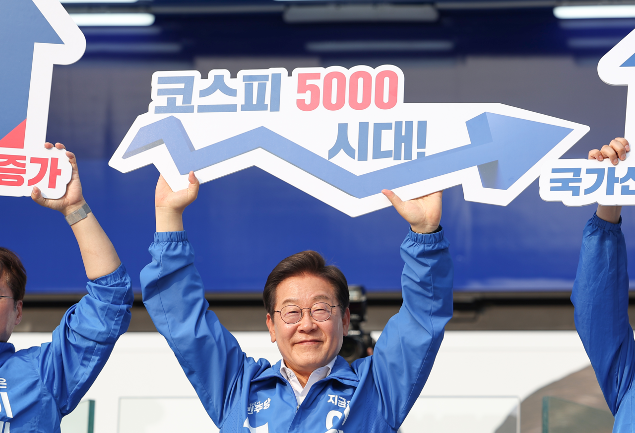 더불어민주당 대선후보였던 이재명 대통령은 지난달 29일 서초구·강남구 유세에서 ‘코스피 5000 시대’를 들어 보이며 경제회복 퍼포먼스를 진행한 바 있다. [연합]