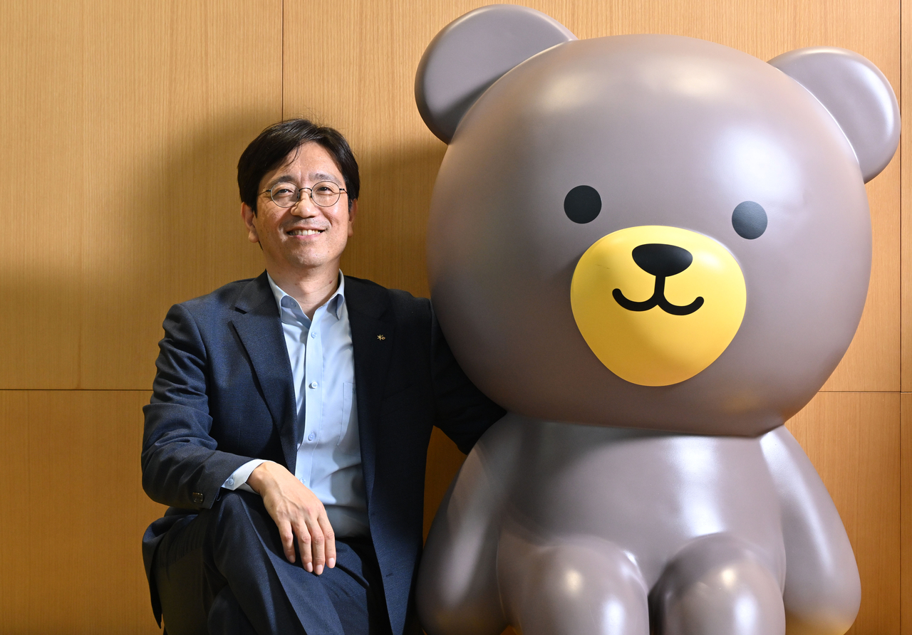 이두나 KB골든라이프 부장이 KB가상 스포츠토토그룹 캐릭터 스타프렌즈와 함께 포즈를 취하고 있다.  임세준 기자