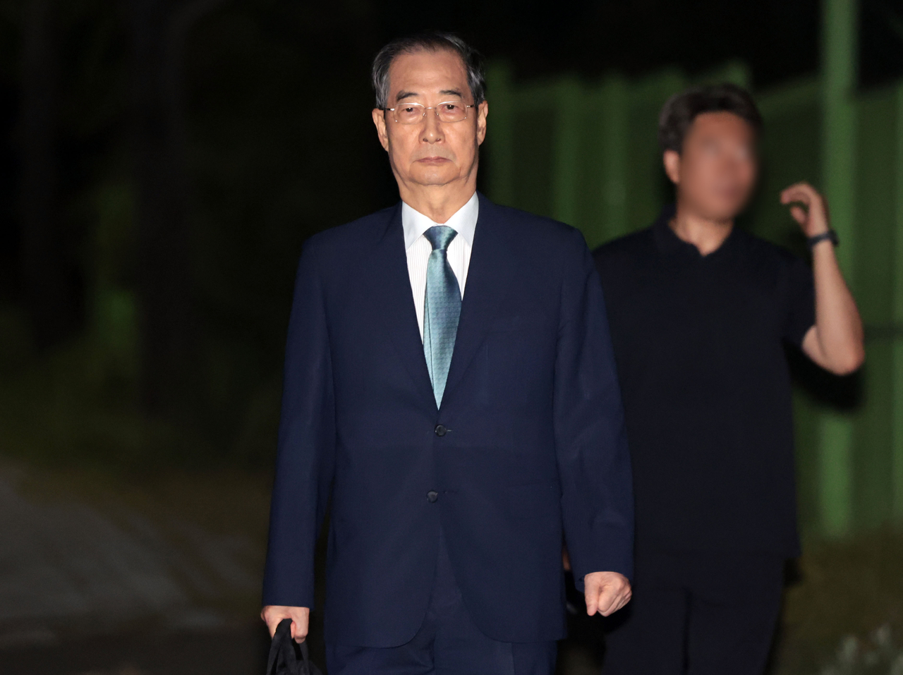 Former Prime Minister Han Duck-soo is released from the Seoul Detention Center in Uiwang, south of Seoul, in this file photo taken Aug. 27, 2025, after a court rejected a warrant for his arrest on charges of aiding former President Yoon Suk Yeol's botched imposition of martial law. (Yonhap)