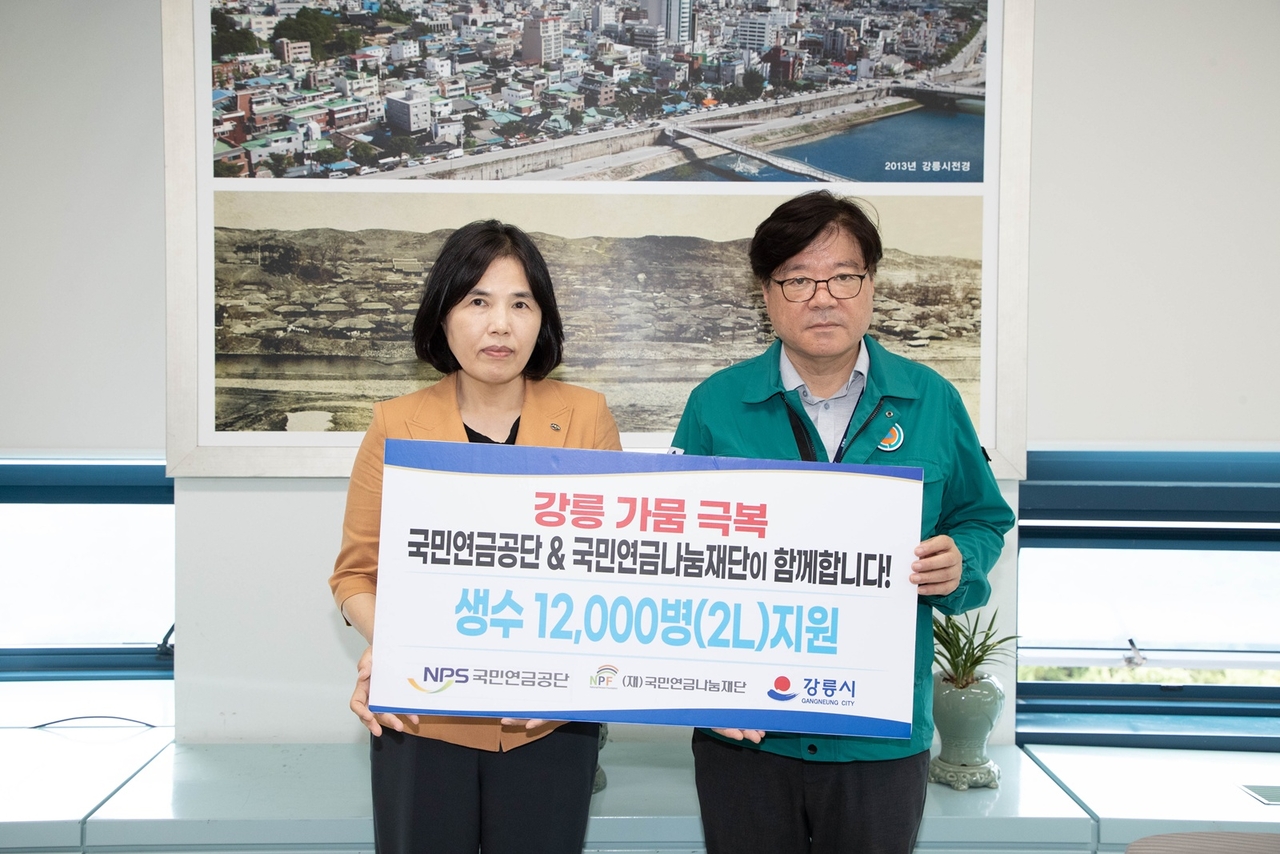 이여규 토토사이트 지바겐 복지이사(왼쪽)와 김동율 강릉시 행정국장(오른쪽)이 5일 생수 기부 전달식에서 기념촬영을 하고 있다.[토토사이트 지바겐 제공]
