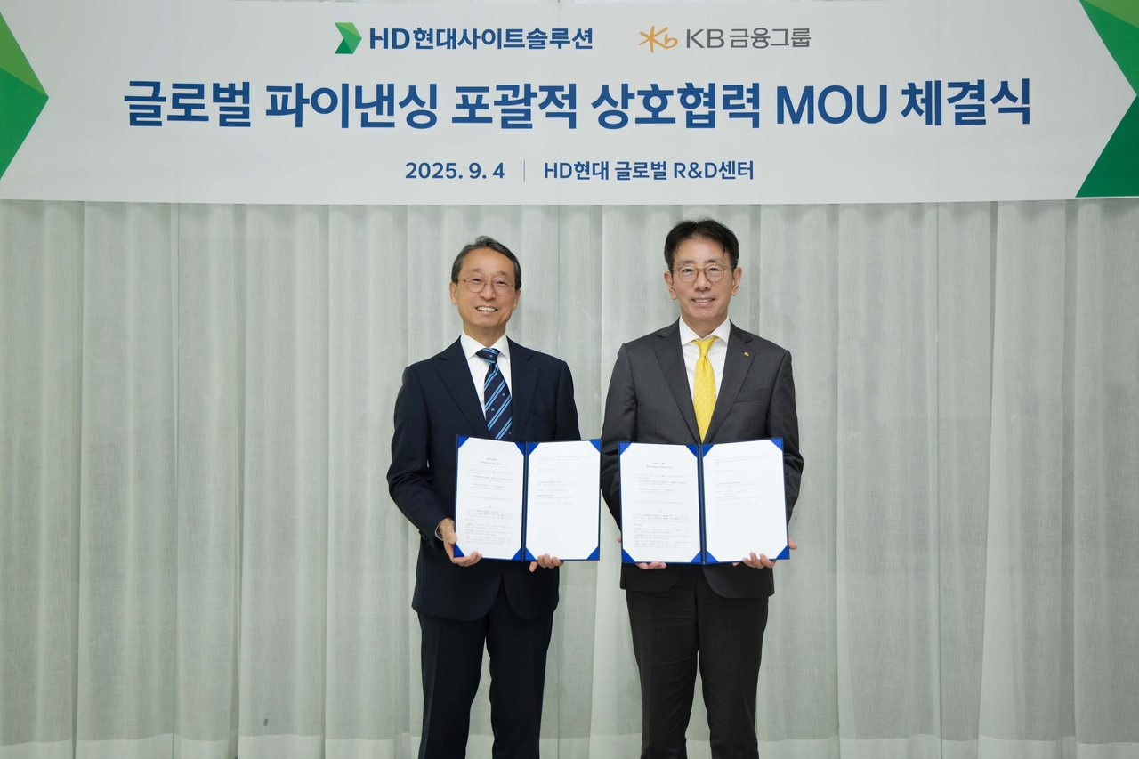 업무협약식에서 조영철(왼쪽) HD현대사이트솔루션 사장과 이재근 KB금융지주 글로벌사업부문장이 기념 촬영을 하고 있다.
[KB금융그룹 제공]