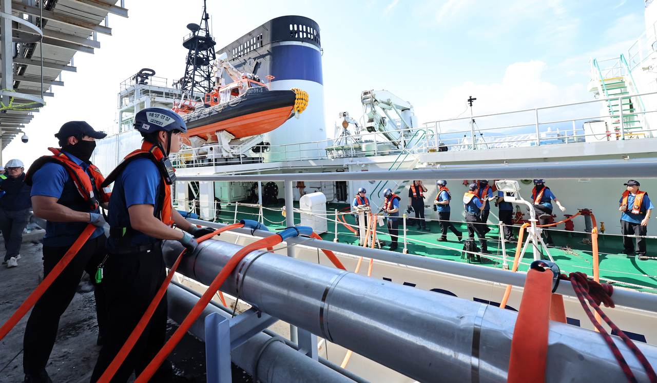 The 5,000-ton Sam Bong Coast Guard patrol ship supplies water to fire trucks at Anin Port in the drought-hit city of Gangneung, about 210 kilometers east of Seoul, on Wednesday. (Yonhap)