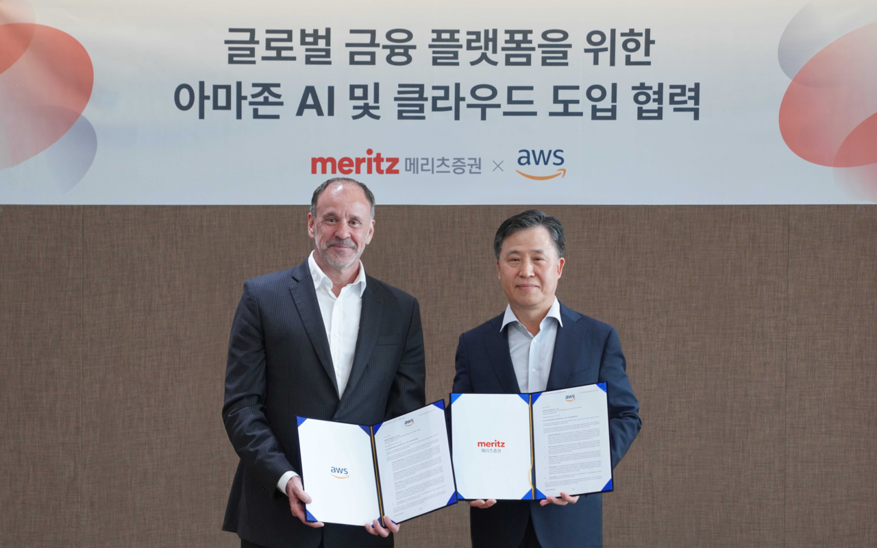 하이메 발레스(왼쪽) AWS 아시아·태평양·일본 총괄 부사장과 장원재 메리츠증권 대표이사가 4일 서울 영등포구 메리츠증권 본사에서 열린 협약식에서 기념사진을 촬영하고 있다. [메리츠증권 제공]