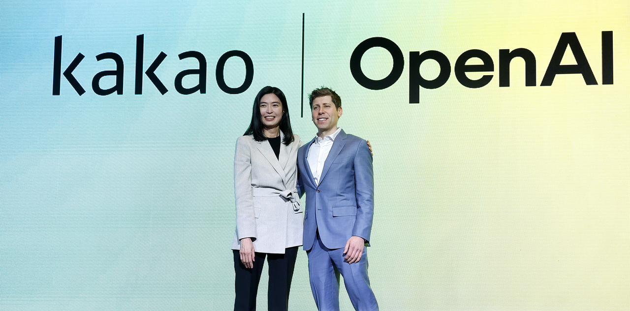 Kakao CEO Chung Shin-a (left) and OpenAI CEO Sam Altman pose for a photo during a press conference at a Seoul hotel in February. (Im Se-jun/The Korea Herald)
