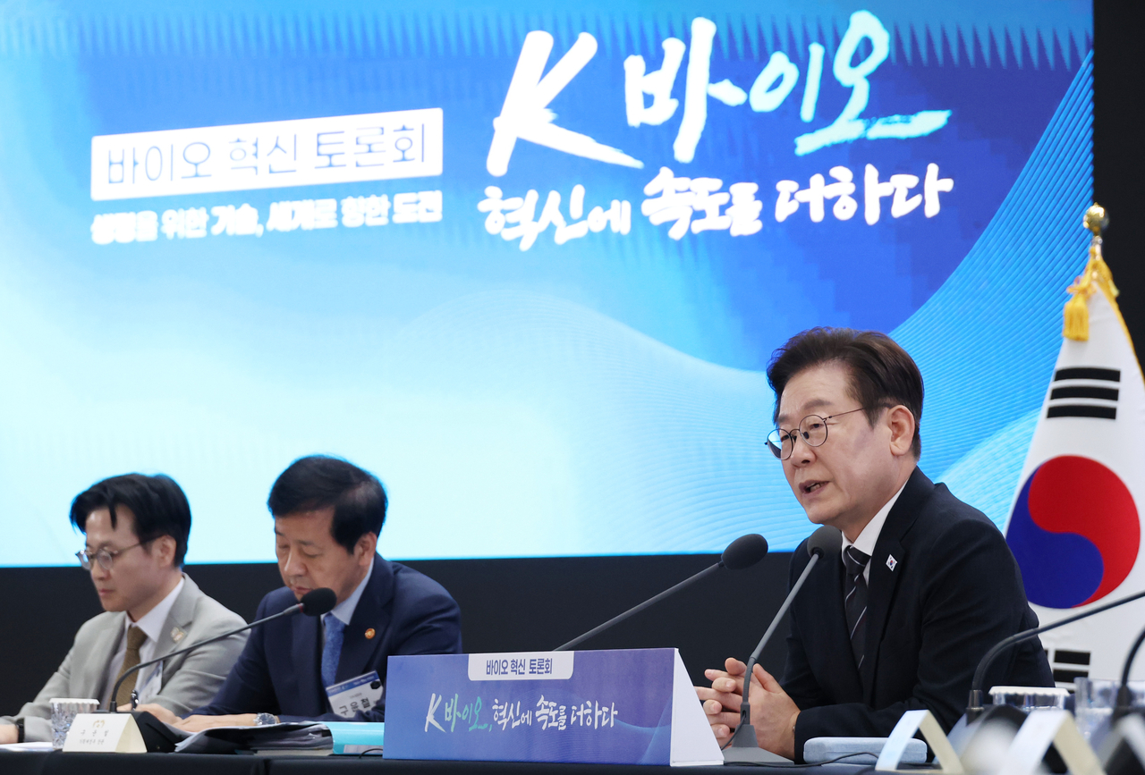President Lee Jae Myung (right) speaks during a discussion session for the bio industry held at Songdo Convensia in Incheon, just west of Seoul, on Friday. (Yonhap)