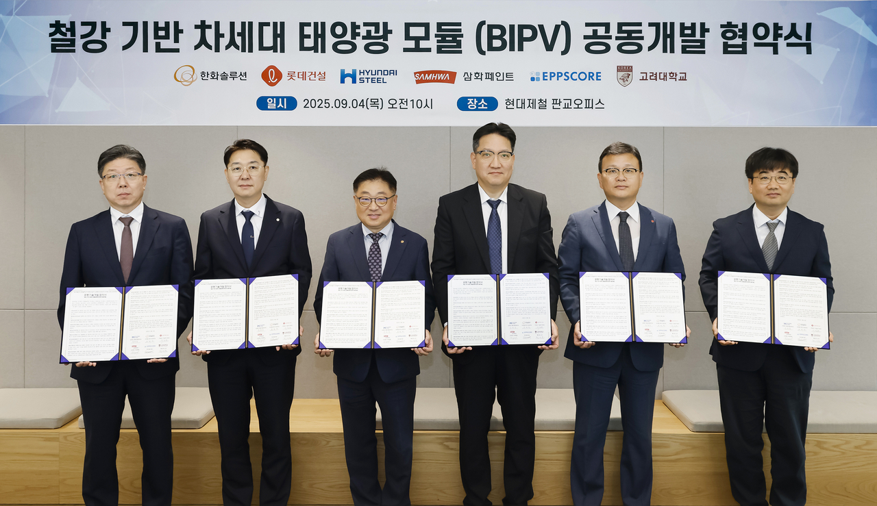 롯데건설이 현대제철·한화솔루션·삼화페인트·엡스코어·고려대학교와 철강 기반 차세대 건물일체형 태양광 발전시스템(BIPV) 공동개발을 위한 업무협약 체결 후 기념사진을 촬영하고 있다. (왼쪽부터 김정배 삼화페인트 CBO, 박성철 엡스코어 대표, 유재열 한화솔루션 한국사업부장, 임희중 현대제철 제품개발 센터장, 석원균 롯데건설 기술연구원장, 황성호 고려대학교 ku-kist 그린스쿨 교수). [롯데건설 제공]