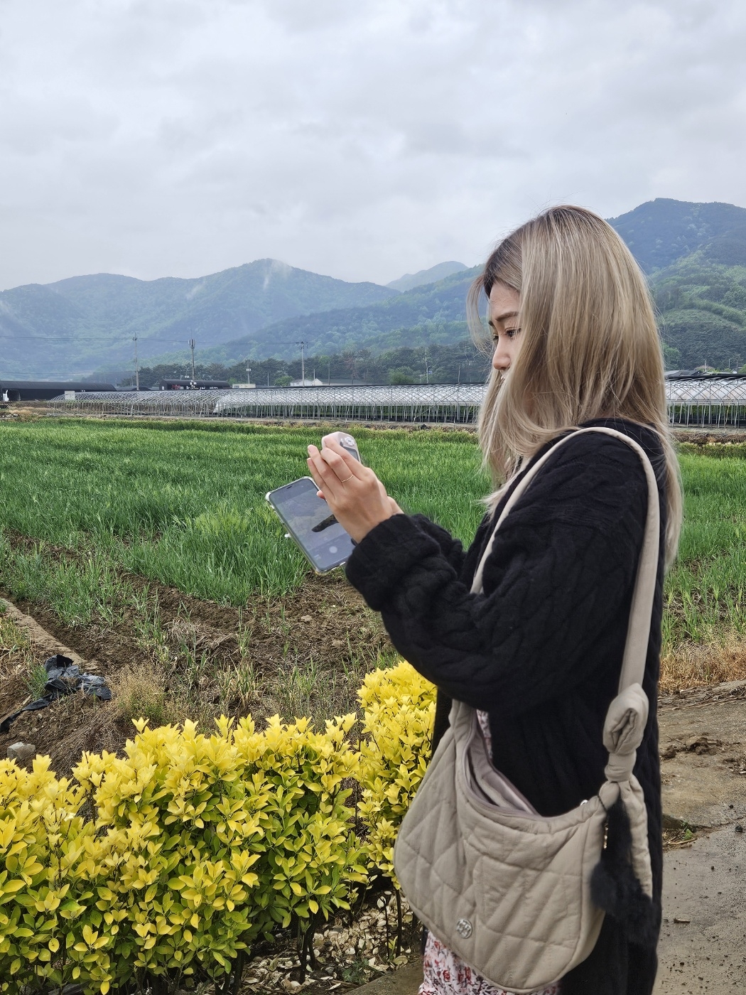 Kim Eun-joo, 35, chose to “just rest” after repeatedly failing to find a new job following her career change from book editing to graphic design. She believes her age has become an obstacle in finding employment. (Kim Eun-joo)