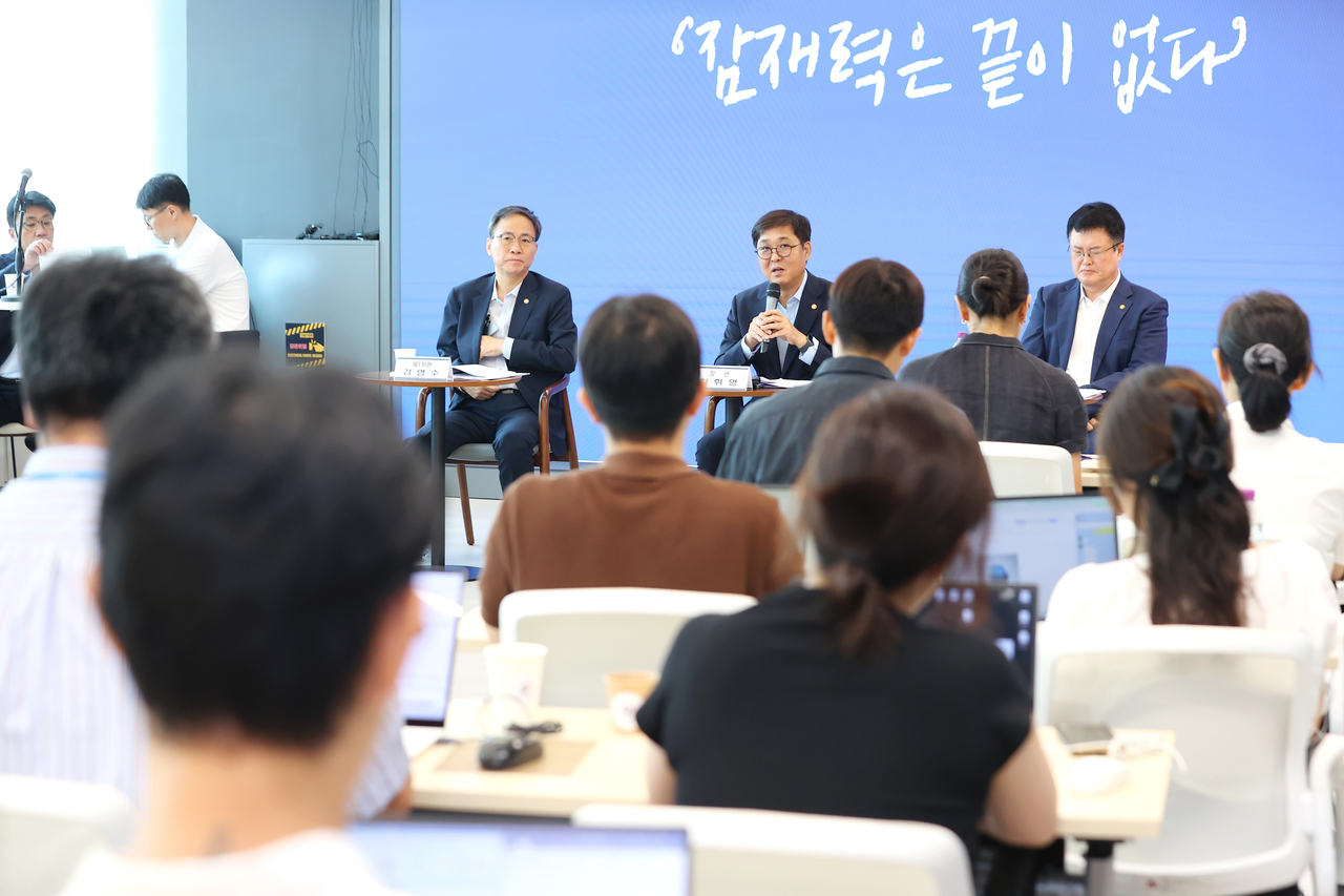 Minister of Culture, Sports and Tourism Chae Hwi-young (center) speaks at a press conference in Seoul, Thursday. (Yonhap)