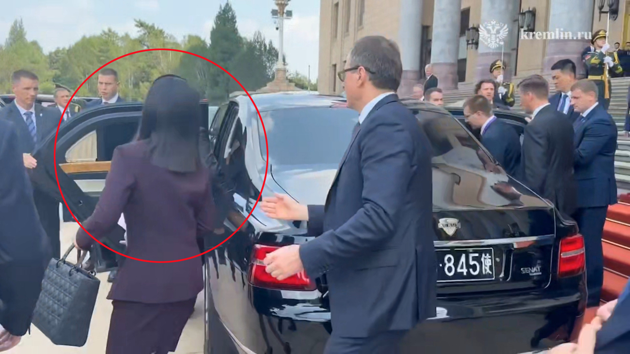 A screenshot from media footage shows Kim Yo-jong, circled, carrying a Lady Dior handbag before getting into a car in Beijing on Wednesday. (Yonhap)