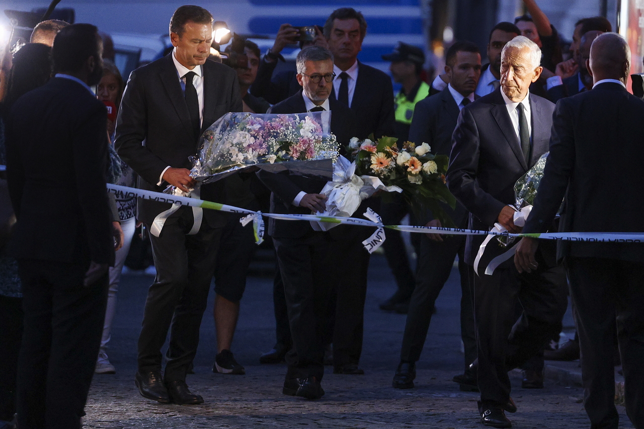 Portugal's President, Marcelo Rebelo de Sousa (right), accompanied by Prime Minister, Luis Montenegro (left), and the Mayor of Lisbon, Carlos Moedas (center), pay respects to the victims of the Gloria funicular accident in Lisbon, Portugal, on Thursday. (EPA-Yonhap)