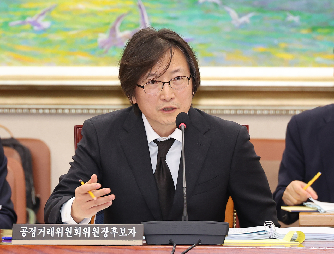 주병기 공정거래위원장 후보자가 5일 서울 여의도 국회 정무위원회에서 열린 인사청문회에서 의원 질의에 답변하고 있다. [연합]