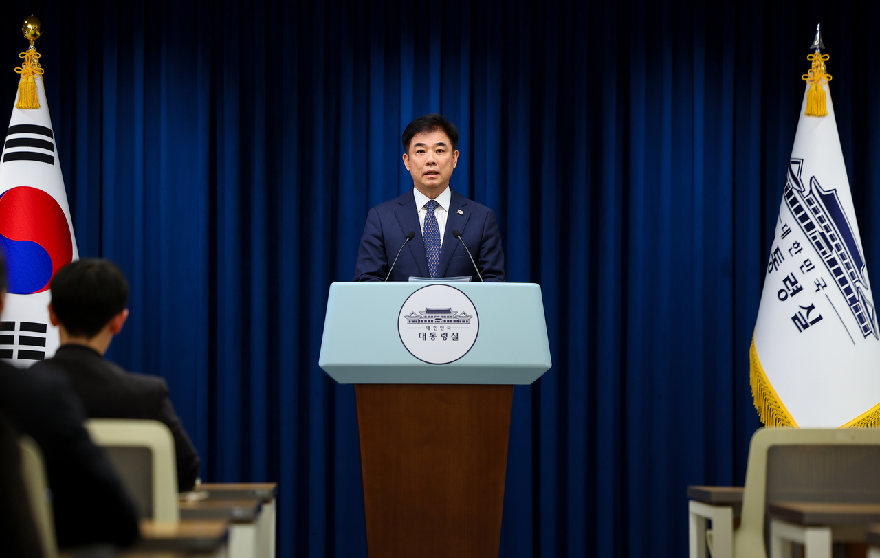 Presidential spokesperson Kim Byung-wook speaks during a briefing at the presidential office in Yongsan-gu, Seoul, Friday. (Yonhap)