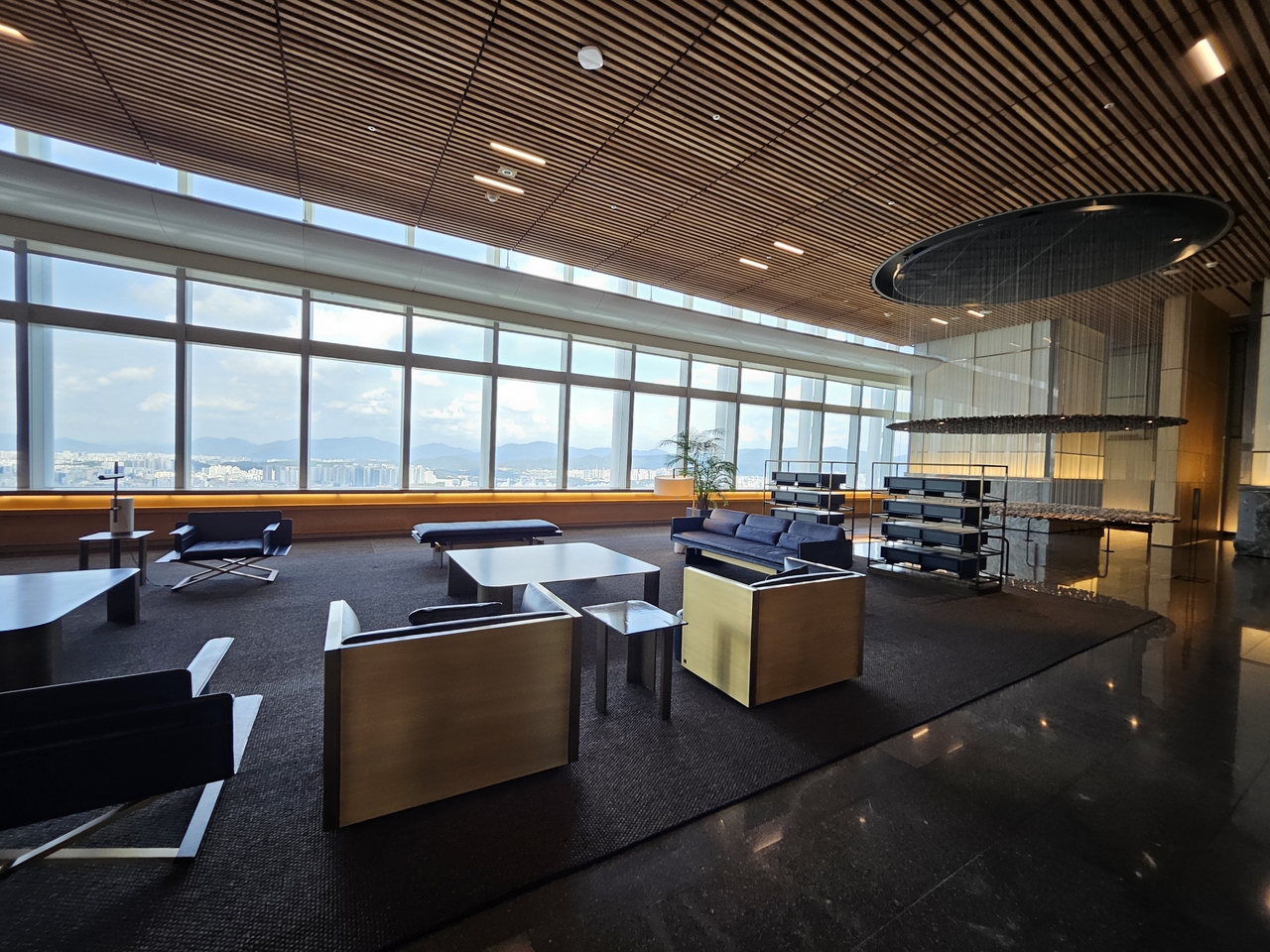 영상] 세계에서 6번째 높은 곳, 시그니엘은 왜 통장 잔고 보여야 입주하게 됐나 [초고가 주택 그들이 사는 세상] - 헤럴드경제